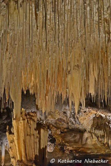 Und hier einmal auf Augenhöhe mit den Stalaktiten....