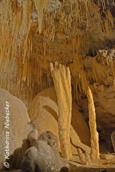 Ich kann mich nur sehr schwer von diesen wunderschönen Formationen loseisen.... Ich schaue mehr durch die Linse als das ich mir die Höhle mit den Augen anschaue, kann es aber trotzdem sehr genießen.... Leider treibt unser Tourguide uns zur Eile, sie muß im Zeitrhytmus bleiben, da sie ja noch weitere Touren leiten muß.... Schade, sehr schade... ich hätte gerne noch so viele Bilder gemacht.....