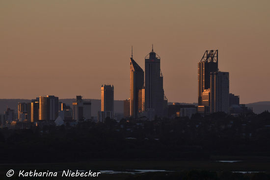 Perth Skyline im Morgenlicht.