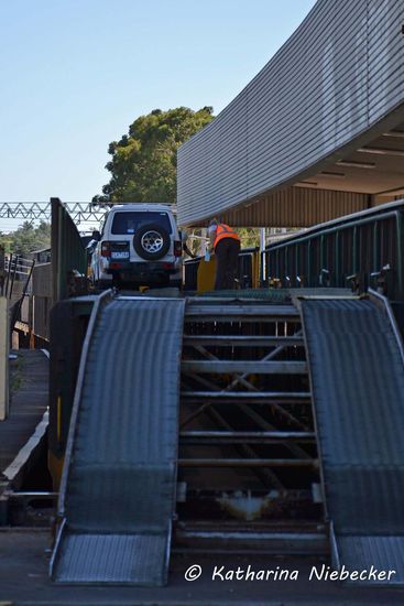 Mein Wagen ist schon bereit zur Abfahrt - er fährt mit Aussicht von oben. Hoffentlich übersteht er das alles ohne Blessuren.