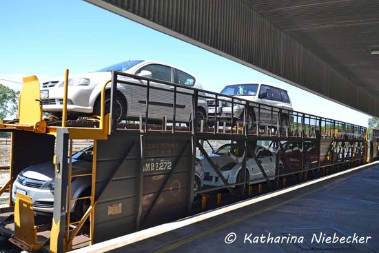 Da ist mein Auto auf dem Zug und schon an den Rest der Wagons angekoppelt. Er kann also nicht vergessen werden. 