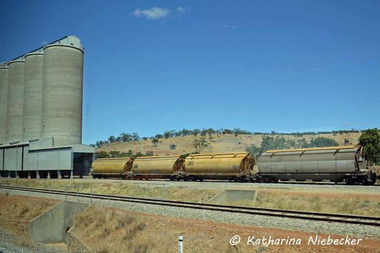 Immer wieder gibt es diese riesigen Betonsilos, von denen die Züge direkt beladen werden können.