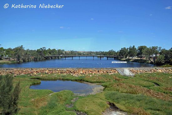 Wohl eine Art Stausee bei Northam, unserem ersten Halt, jedoch ist der Bahnsteig nicht länger wie 100 Meter....
