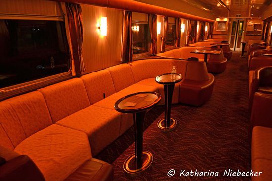 Da ich so knauserig beim Ticket gespart habe, ist mir dies hier leider entgangen - die Lounge der Platinum und Gold Class. Normalerweise darf man da nicht mal eben so rein, doch da kaum was los ist, durfte ich ein Foto machen. 