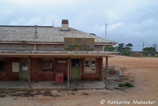 Die Post - Hier werden Briefe noch mit dem Zug überbracht und von dort an die umliegenden Farmen verteilt... Diesmal war wohl nichts für Rawlinna dabei, denn wir fuhren durch.
