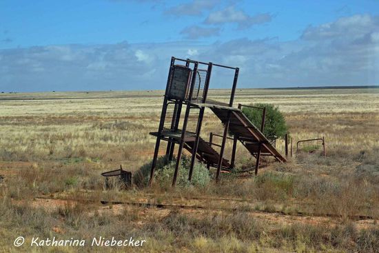 Immer wieder geht es an altem "Schrott" vorbei, wie hier die alte Verladerampe...