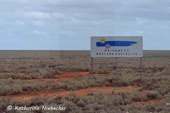 Auch an der Zuglinie gibt es Schilder für den Grenzübergang. Leider habe ich das für South Australia verpasst, weil es nur auf der anderen Seite vom Zug stand.