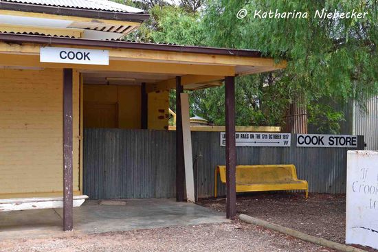 Willkommen in "Cook". Der Shop ist in der Regel nur offen, wenn der Zug hier hält. Heute jedoch scheint er geschlossen zu sein.