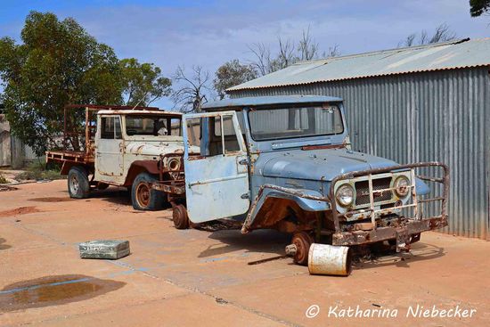 Alte Autos, die wohl so schnell nicht geklau werden, auch wenn sie nicht abgeschlossen sind. 