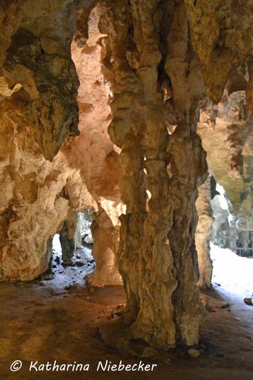 Die Höhle gibt noch Andeutungen davon, wie sie einmal ausgesehen haben muß..... - nämlich sehr schön! Es gibt tolle Formationen.... Unter anderem viele Säulen...