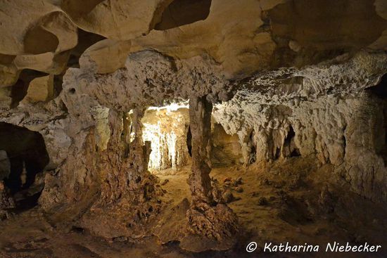 Viele Säulen und eine interessante Deckenformation gab es hier...