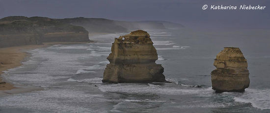 Zwei der 12 Apostel in der Abenddämmerung und Regen......