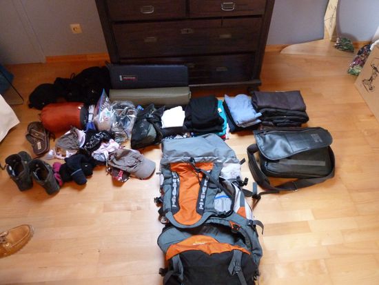 Das sind jetzt doch 15 Kilo - zwei Kilo mehr als geplant. Ich habe mich streng an die Vorganben sämtlicher Reisepacklisten gehalten. Allerdings frage ich mich ernsthaft, wie man mit 4 T-shirts auskommen soll....