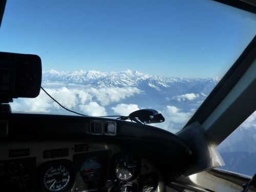 Perfekte Sicht vom Cockpit beim Flug durch den Himalaja.