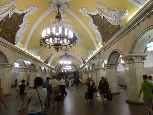 Metrostationen in Moskau sehen aus wie Ballsäle.
