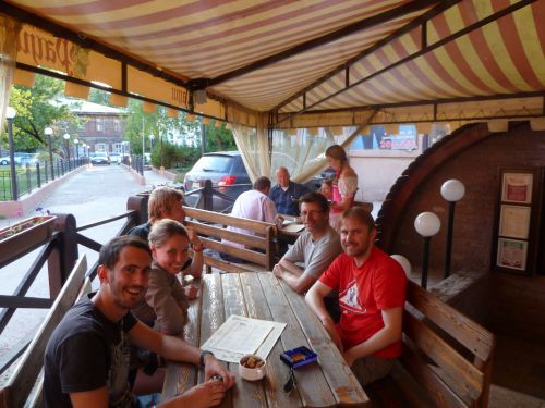Durchschnittsbackpacker im Biergarten in Irkutsk.
