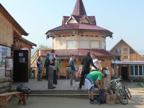 Im Nikitas sammeln sich die "Durchschnitts-Backpacker" für das Ausflugsprogramm. Die Extrem-Individualisten streifen hingegen einsam über die Insel und übernachten am Strand.