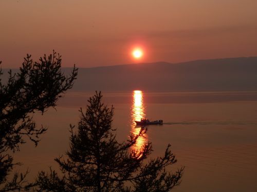 Die Sonnenuntergänge auf Olchon sind spektakulär schön.