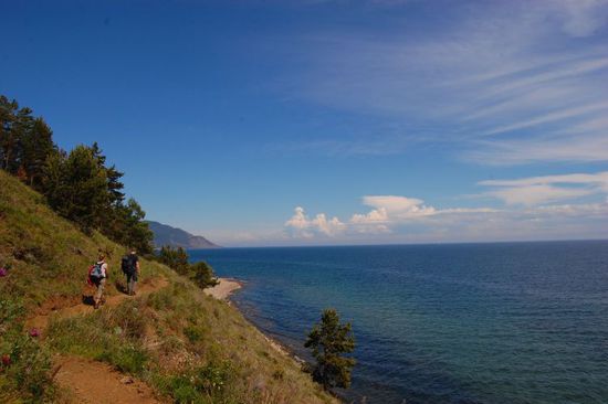 Der Weg entlang der Klippen bietet schöne Ausblicke auf den See.