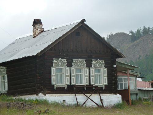 Ein typisches Holzhaus in Bolshie Koti.