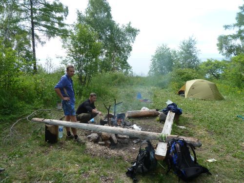 Den Rückweg wandere ich mit Alex, dem Hostelbesitzer aus Bolshie Kotie. Er organisiert bei einer Pause einen Tee bei russischen Campern.