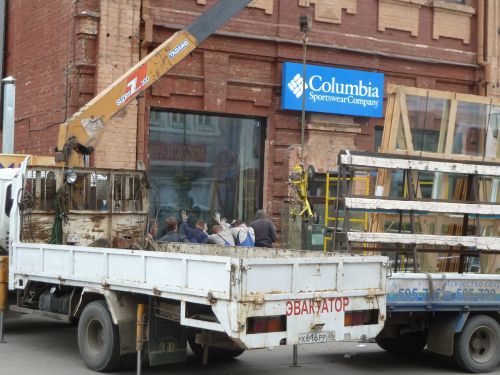 Vor der Weiterreise in die Mongolei entdeckt: Glas nach Maß in Irkutsk. Früher wurde in Bolshie Koti noch Glas produziert - heute kommt es aus China.