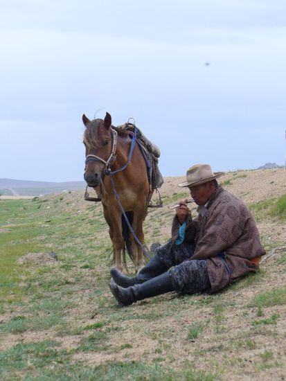...und ein entspannter Pferdebesitzer. "Wenn das Pferd ruhig ist, dann deshalb, weil sein Meister zu Fuß geht." (mongolische Weisheit)