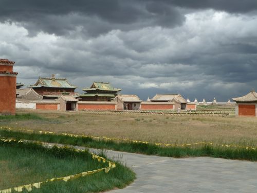 Aus den Überesten der ehemaligen Hauptstadt Karakorum wurde das Kloster Erdene Zuu erbaut, das während der Säuberungen der Kommunisten in den 1930er Jahren aber zum Teil wieder zerstört wurde.