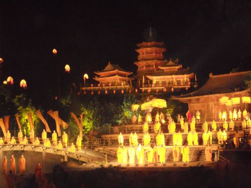 Die Abendshow - perfekt und gigantisch. Wie die Eröffnungszeremonie bei den olympischen Spielen in Peking.