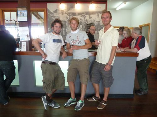 Die Jungs bei der Weinprobe.