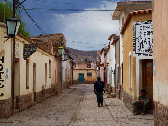 Das typische Straßenbild eines kleinen Dorfes in der Region Salta.