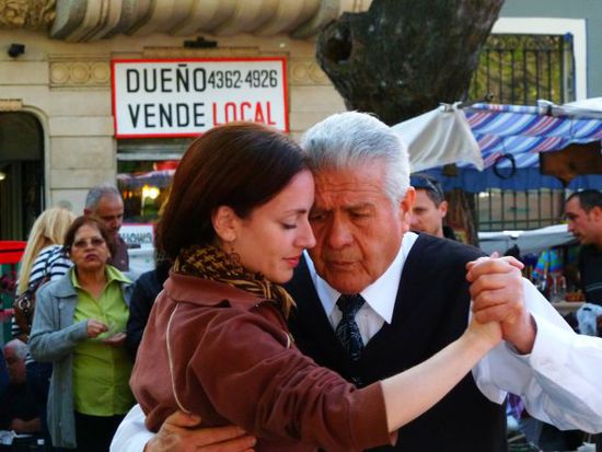 Tango in San Telmo. Hier tanzen jung und alt zusammen.