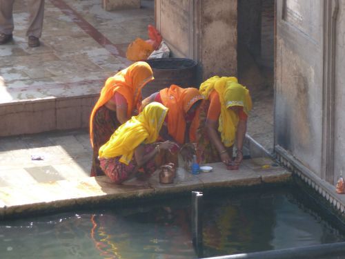 Am Affentempel waschen sich die Frauen mit heiligem Wasser.