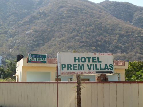 Die Beschilderung von unserem Hotel in Pushkar. Wo bleibt denn hier das Corporate Design?