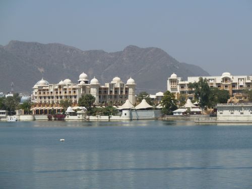 Der Blick auf die Luxushotels von Udaipur. Da waren wir aber leider nicht.