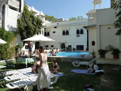 Unsere Unterkunft in Udaipur. Kein Luxushotel, dafür mit Schildkröten im Garten und Riesenkakerlaken im Bad.