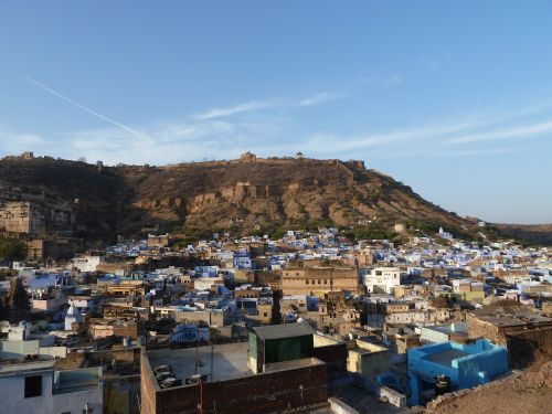 Bundi zeigt sich in blau.