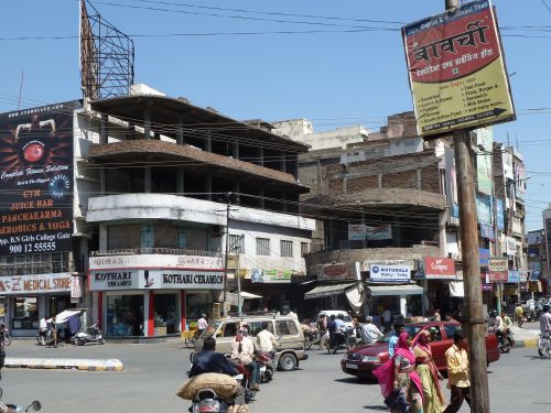 Die Suche nach Glasereien gestaltet sich schwierig. Die meisten Bauten in Rajasthan enden in diesem Stadium: Glaslos. Aber ich bleibe dran.
