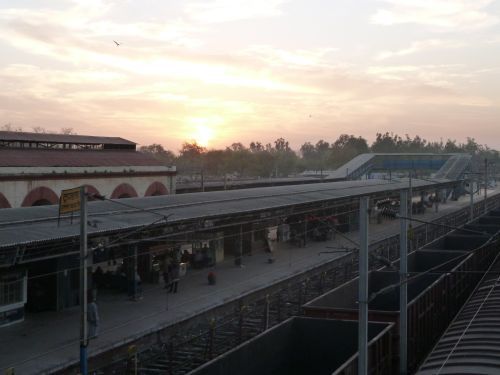 Der Bahnhof von Tundla (bei Agra). Hier war die Welt noch in Ordnung.