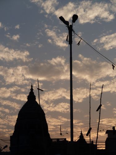 In der Abenddämmerung zeigt sich Varanasi von seiner romantischen Seite.