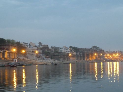 In der Morgendämmerung auf dem Ganges ist alles noch ganz friedlich.