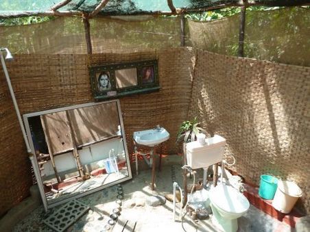 Am schönsten sind die Badezimmer - Open Air und unter Palmen. Lediglich die Angst vor einer herunterfallenden Kokosnuss schwingt beim Duschen mit.