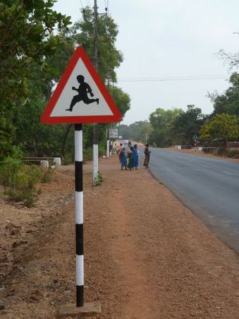In Goa wird auf den Straßen vor rennenden Schulkindern gewarnt. Dem Schild nach zu Urteilen, scheinen die Kinder wesentlich schneller als in Deutschland zu sein.
