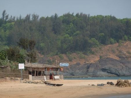 Ein Tagesausflug führt Sonja und mich zu dem legendären Ohm Beach. Hier ist es wirklich nicht mehr touristisch und wir genießen einen Tag völlige Ruhe bis zu dem Augenblick, als uns eine goanische Kuh am Strand überfällt und Sonjas Buch auffrisst.