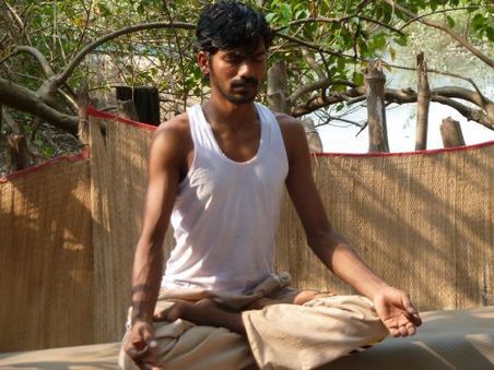 Jeden Morgen und jeden Abend gibt es 1,5 Stunden Yoga - der Lotussitz ist kein Problem mehr.
