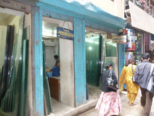 Eine Glaserei in Kathmandu in bester Lage in einer Fußgängerzone.