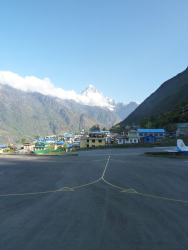 Der Flughafen von Lukla. Hinten links führt die Landebahn den Berg hinab.