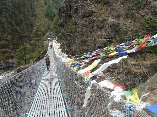 Auf dem Weg nach Namche Bazar. An der Brücke hägen Gebetsfahnen.