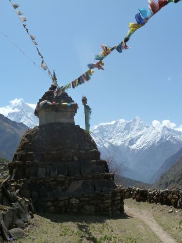 Eine Stupa auf dem Weg von Namche nach Tengboche.