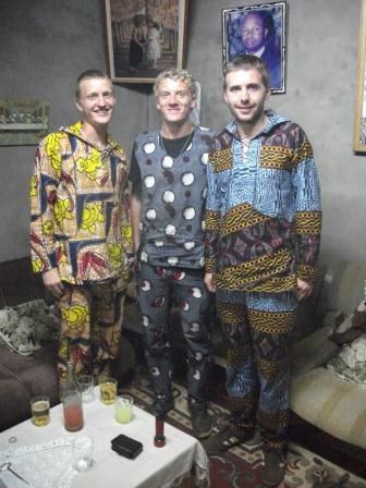 Johannes, Felix (meine WG-Mitbewohner in Bafoussam) und ich in traditioneller Kleidung ("Bubu")
